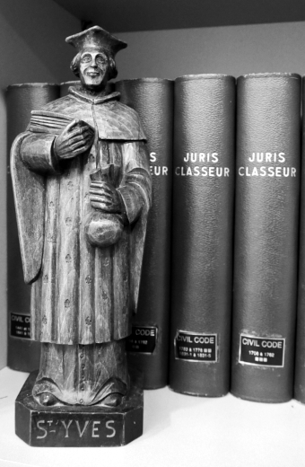 Photo d'une statuette de Saint Yves